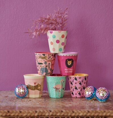 Bild av färgglada och mönstrade muggar i hemmet