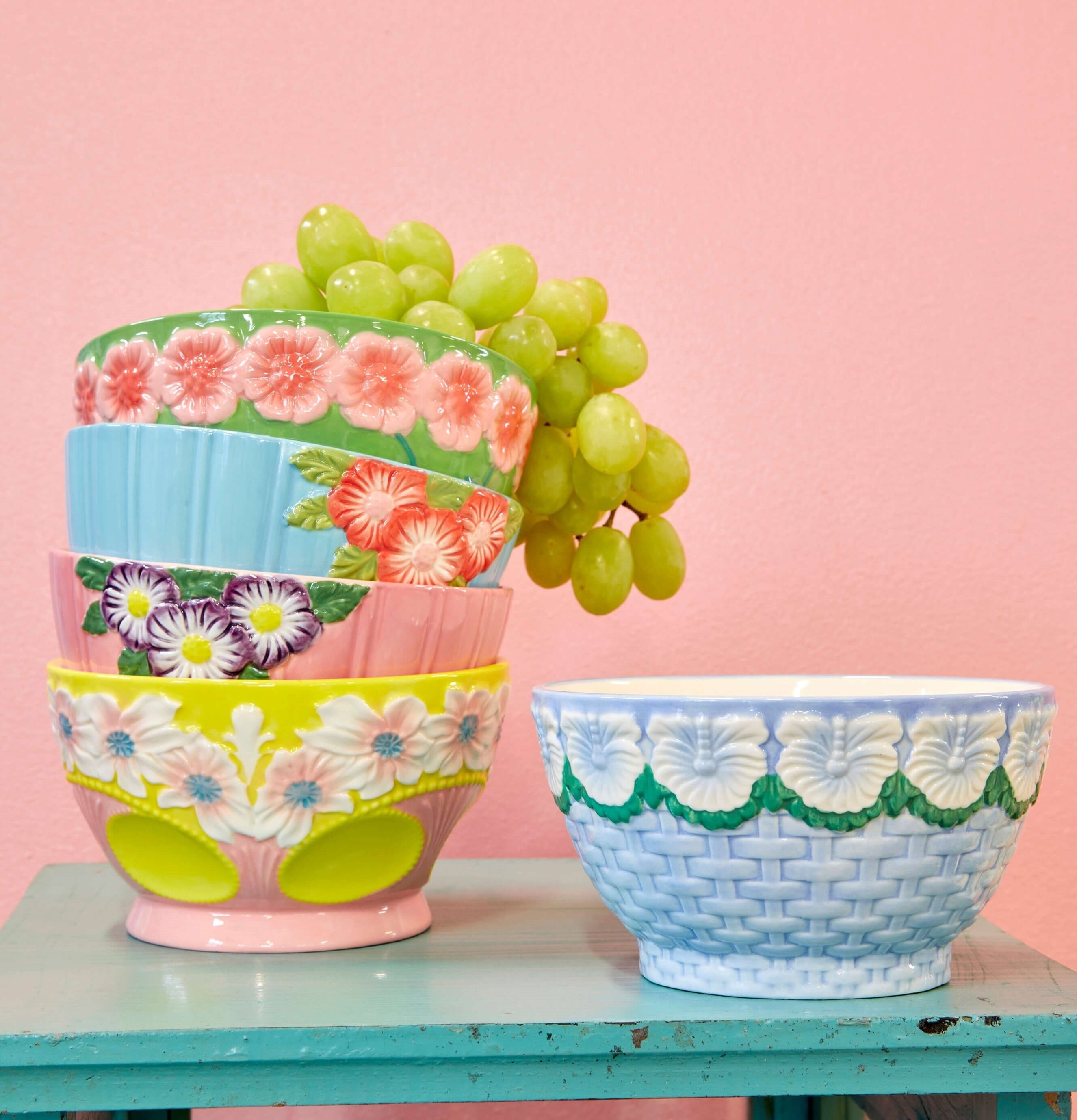 Skål Keramik Pink Flower Design från Rice på turkos bord