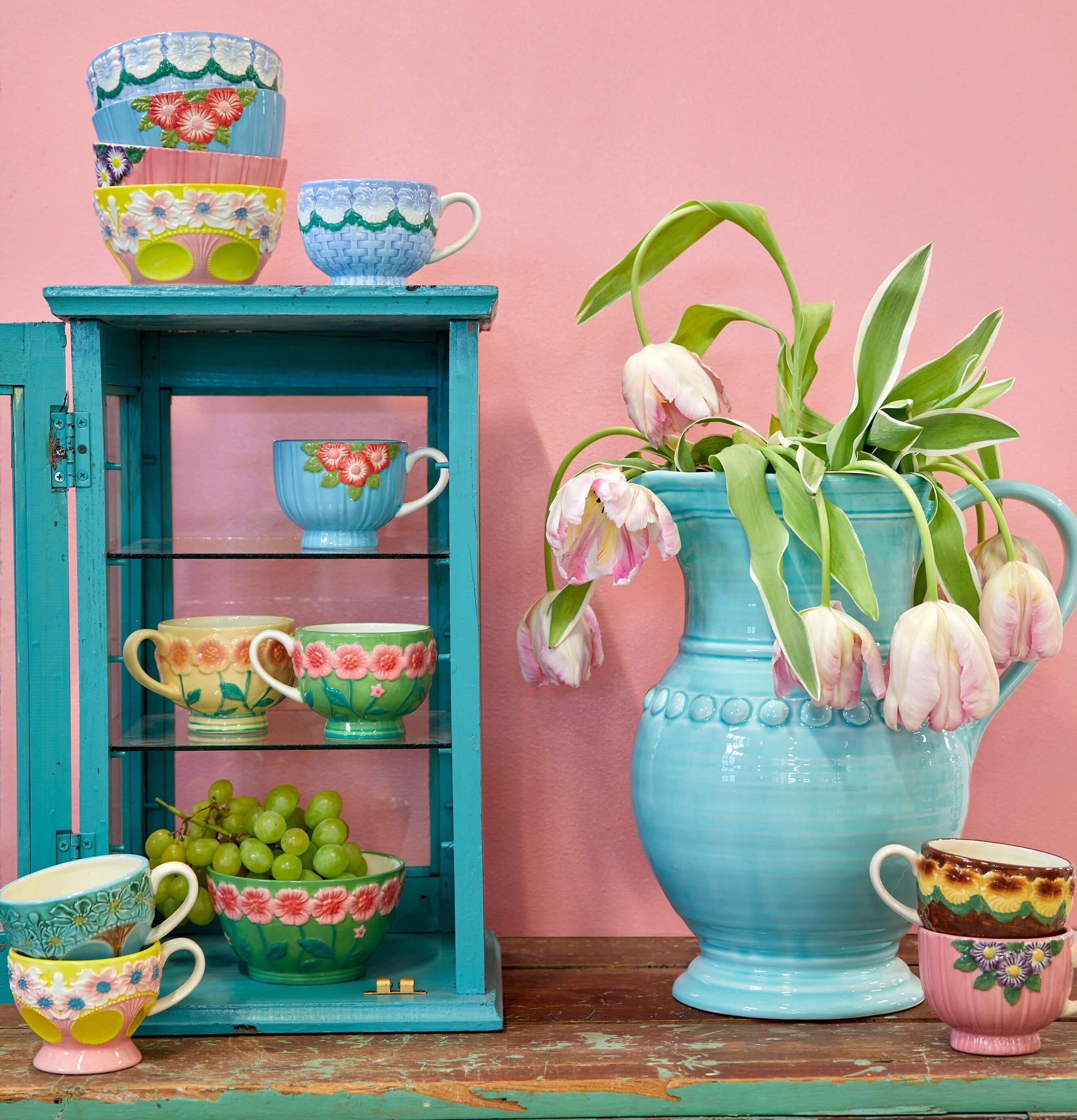 Keramikmugg Blue Flower Design från Rice på grön träskänk