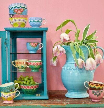 Keramikmugg Blue Flower Design från Rice på grön träskänk