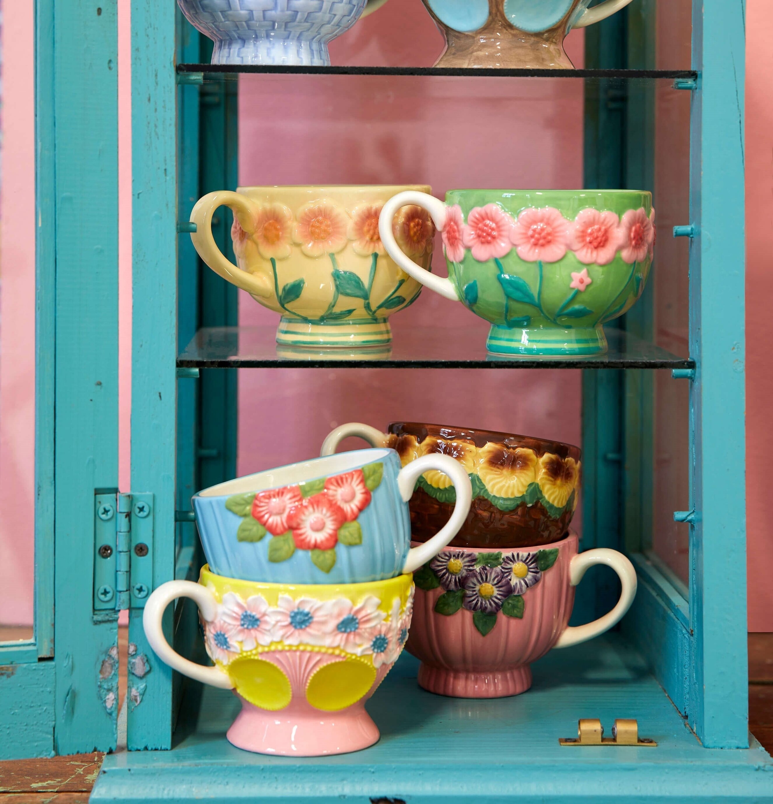 Keramikmugg Yellow Flower Design från Rice i blått skåp