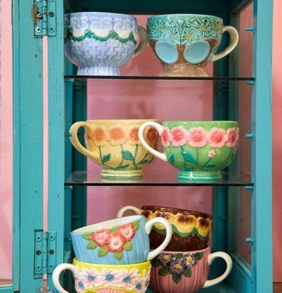 Keramikmugg Blue Flower Design från Rice i ett turkost skåp