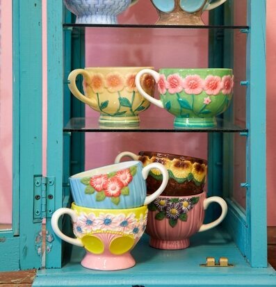 Keramikmugg Yellow Flower Design från Rice i blått skåp