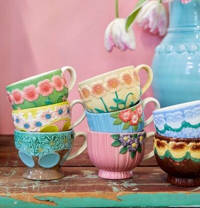 Keramikmugg Sage Green Flower Design från Rice på träbord