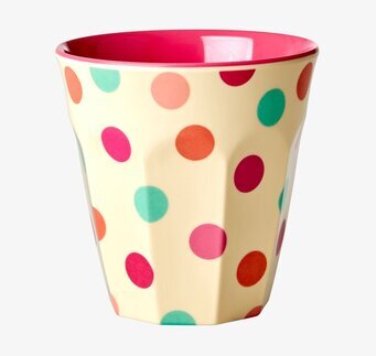 Bild av färgglad mugg med prickigt mönster
