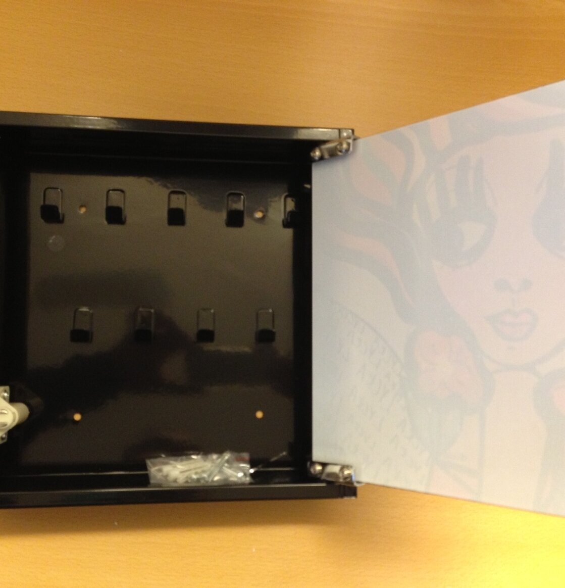 Nyckelskåp Lycka Svart från Dixie på bord med träyta