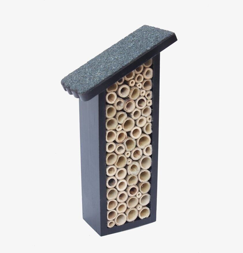 Insektshus Bin/Humlor från Eldgarden i svart trä med bamburör