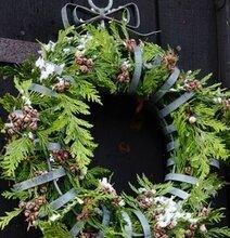 Krans Ø 40 Cm från Eldgarden med gröna blad och vita blommor