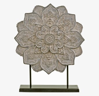 Blomdekor På Stativ från Chic Antique mot neutral bakgrund