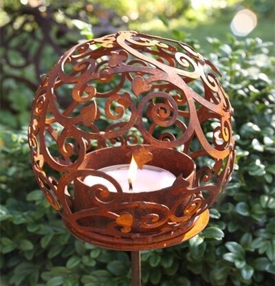 Värmeljushållare Blom Mini från Eldgarden i lummig trädgård