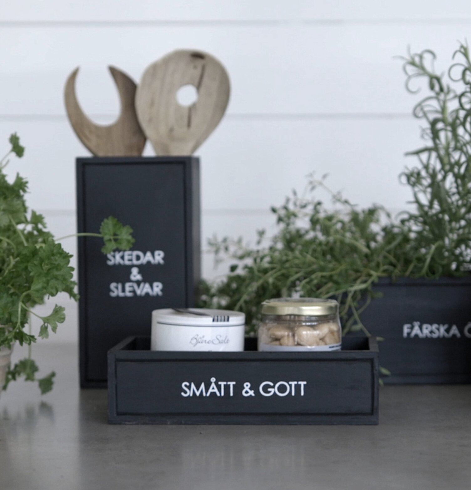 Trälåda Skedar & Slevar Svart från Different Design i kök