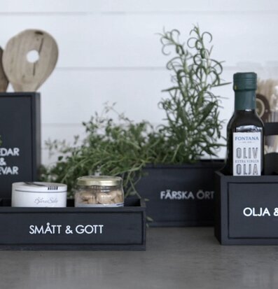 Trälåda Färska Örter Svart från Different Design i köket