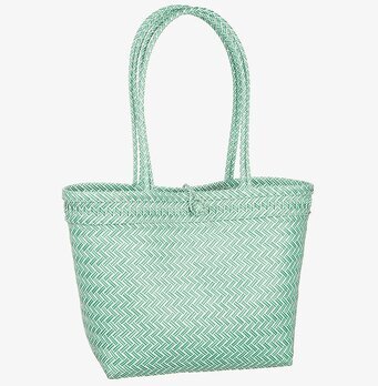 Flätad Väska Grön från Different Design mot vit bakgrund