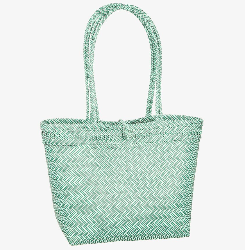 Flätad Väska Grön från Different Design mot vit bakgrund