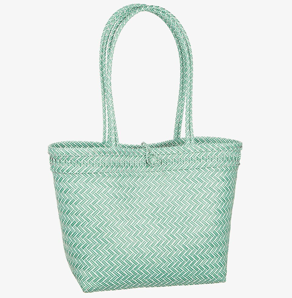 Flätad Väska Grön från Different Design mot vit bakgrund