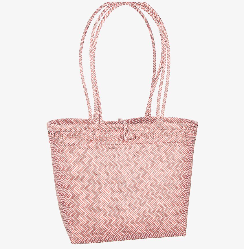 Flätad Väska Rosa från Different Design på vit bakgrund
