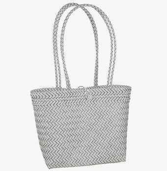 Flätad Väska Svart från Different Design på vit bakgrund