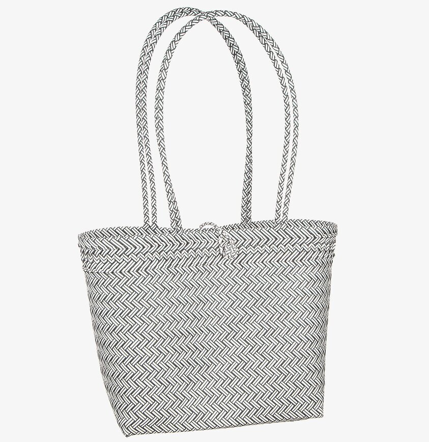 Flätad Väska Svart från Different Design på vit bakgrund