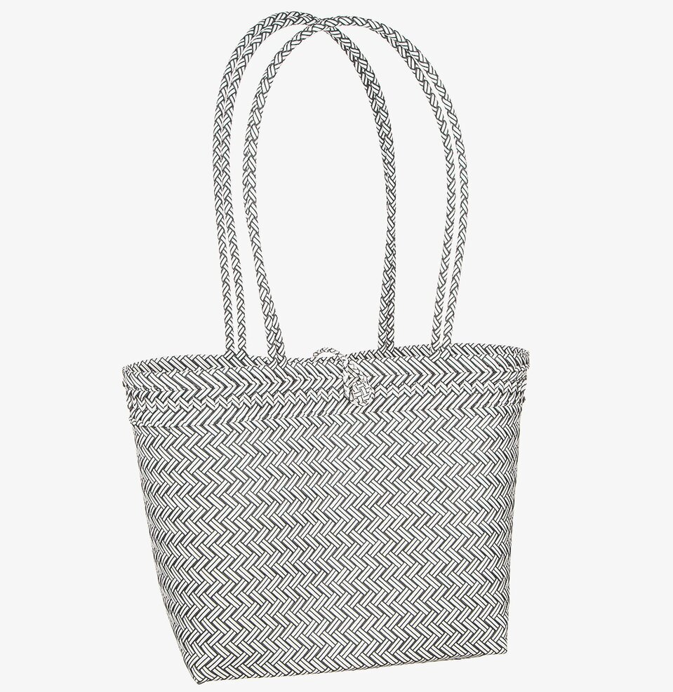 Flätad Väska Svart från Different Design på vit bakgrund