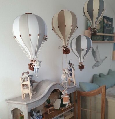 Luftballong Grå/Benvit Large från SuperBalloon i ett rum