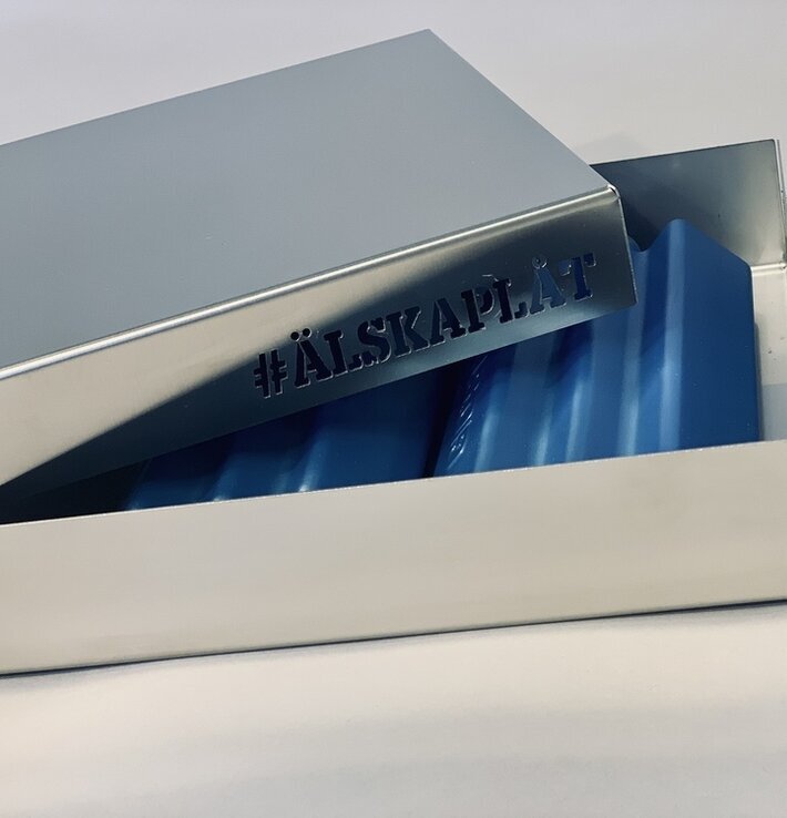 #ÄlskaPlåt Kylplatta från Älskaplåt med silverfärgad yta