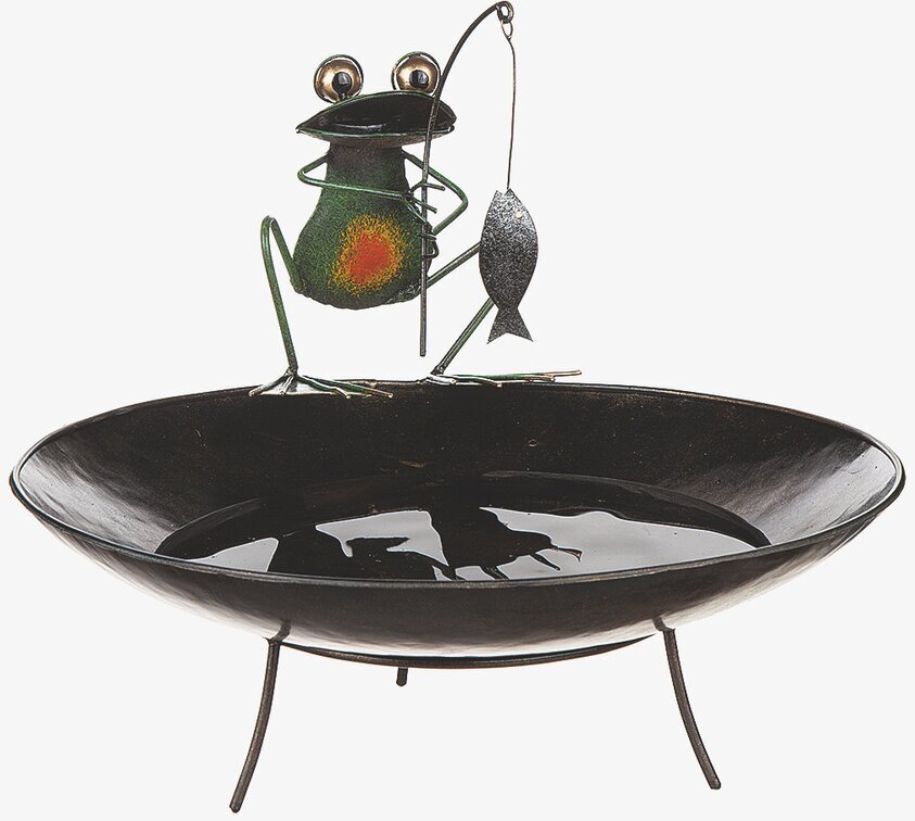 Fågelbad Groda från Different Design i trädgårdsmiljö