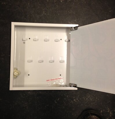 Bild av vitt nyckelskåp med praktisk och stilren design