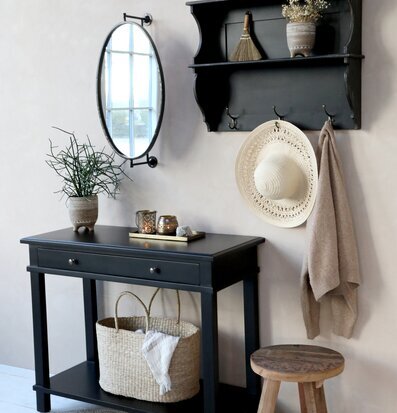 Väggspegel Antik Svart från Chic Antique på ljusgrå vägg