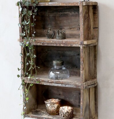 Vägghylla Murstensform från Chic Antique med dekorationer