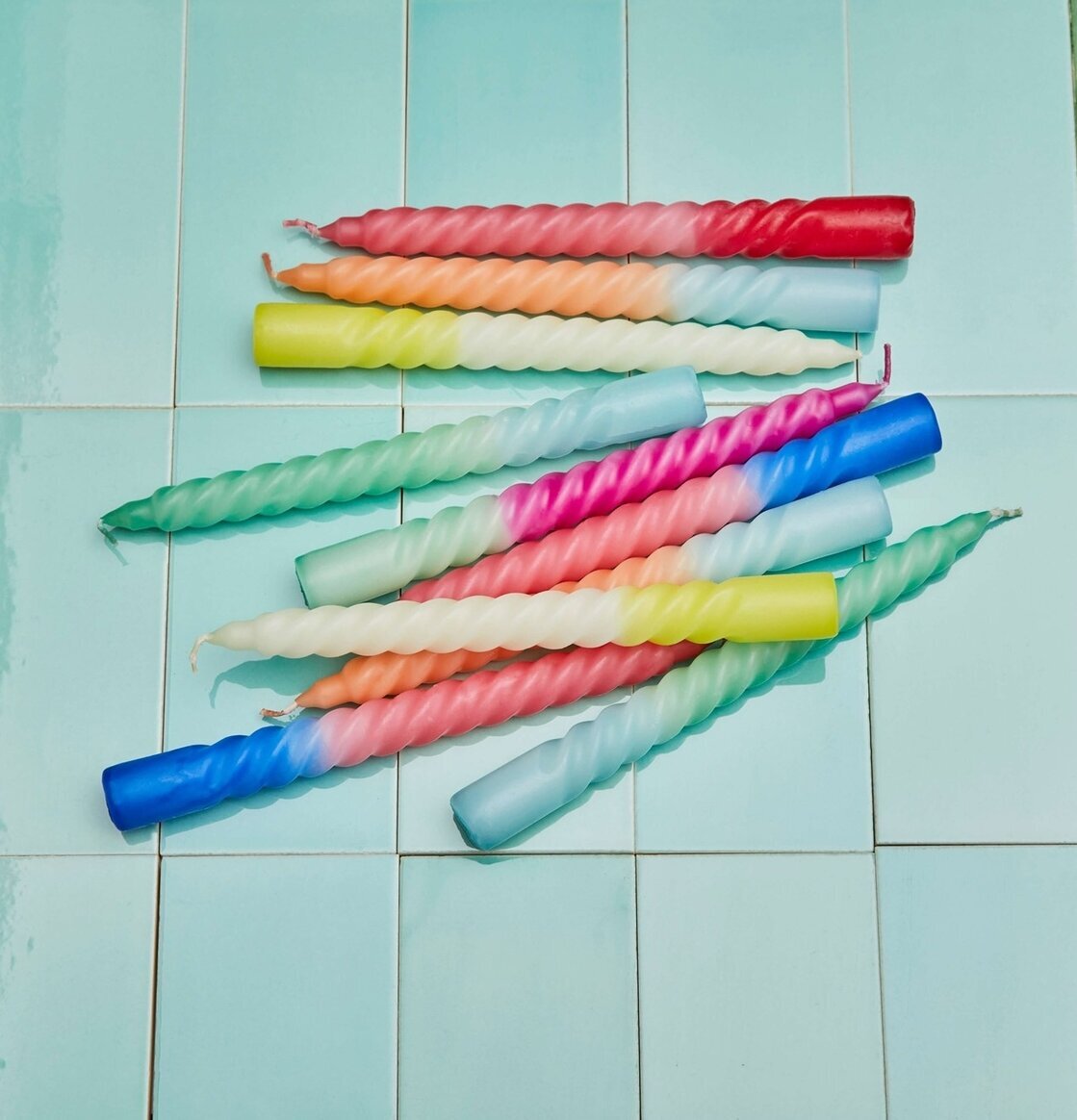 Twisted Candles från Rice i livliga färger på kakelmosaik