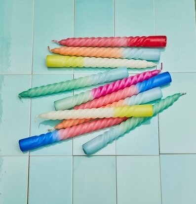 Twisted Candles från Rice i livliga färger på kakelmosaik