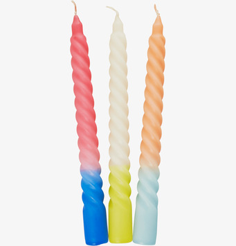 Twisted Candles från Rice i olika färger och spiraldesign