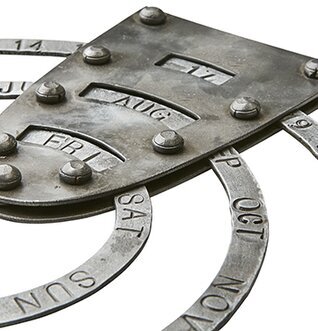 Thor Kalender Svart från Affari, metallisk och rustik design