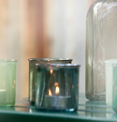 Bordslykta Dimblå från Dixie på glasbord med andra lyktor