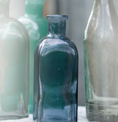 Bordsflaska Dimblå, 0,5L från Dixie på ett ljust bord