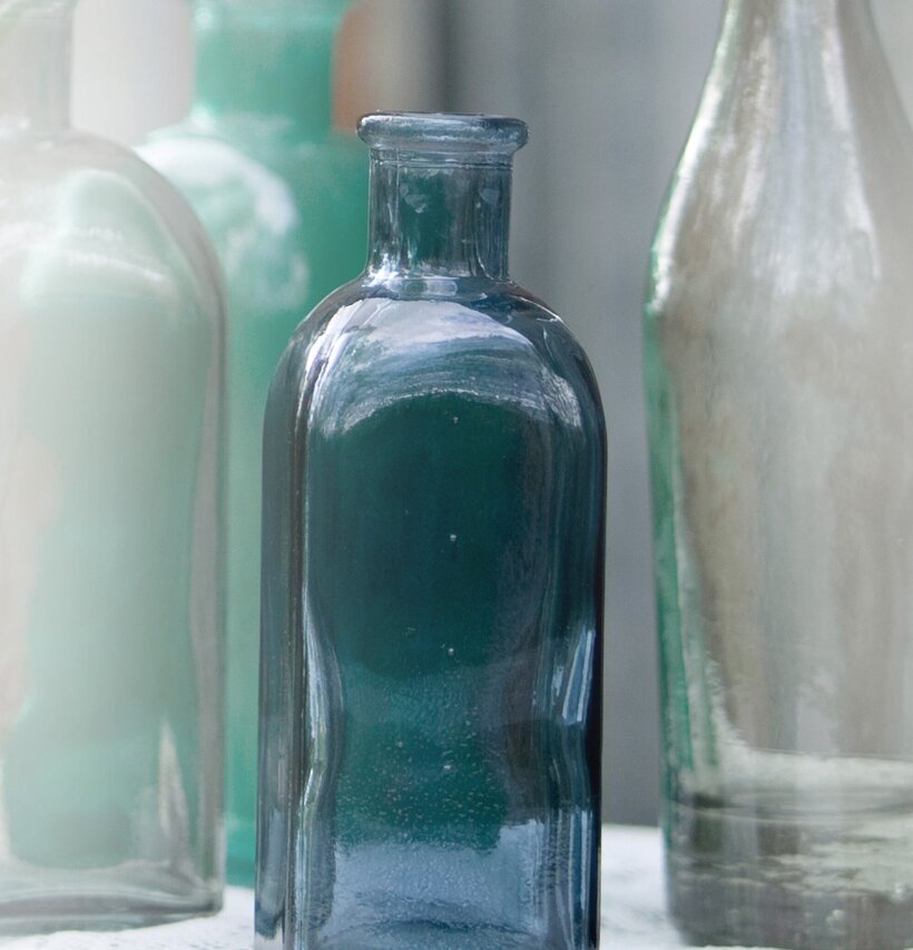 Bordsflaska Dimblå, 0,5L från Dixie på ett ljust bord