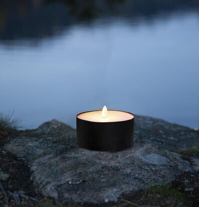 LED Ljus Torch Candle från Star Trading på klippa vid vattnet