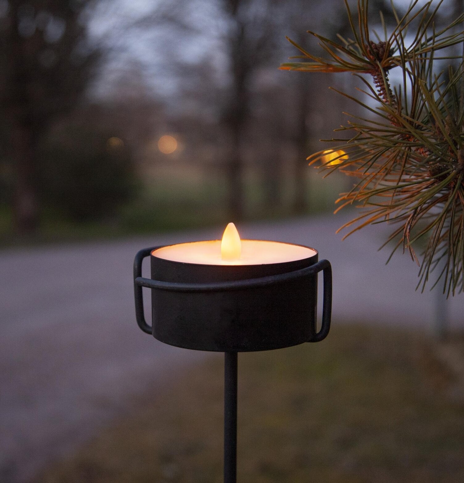 LED Ljus Torch Candle från Star Trading i trädgårdsmiljö