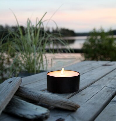 LED Ljus Torch Candle från Star Trading på trädgårdsbänk