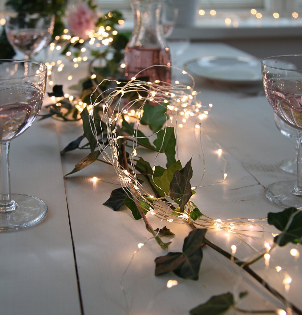 Ljusslinga Dew Drops från Star Trading på festligt dukat bord