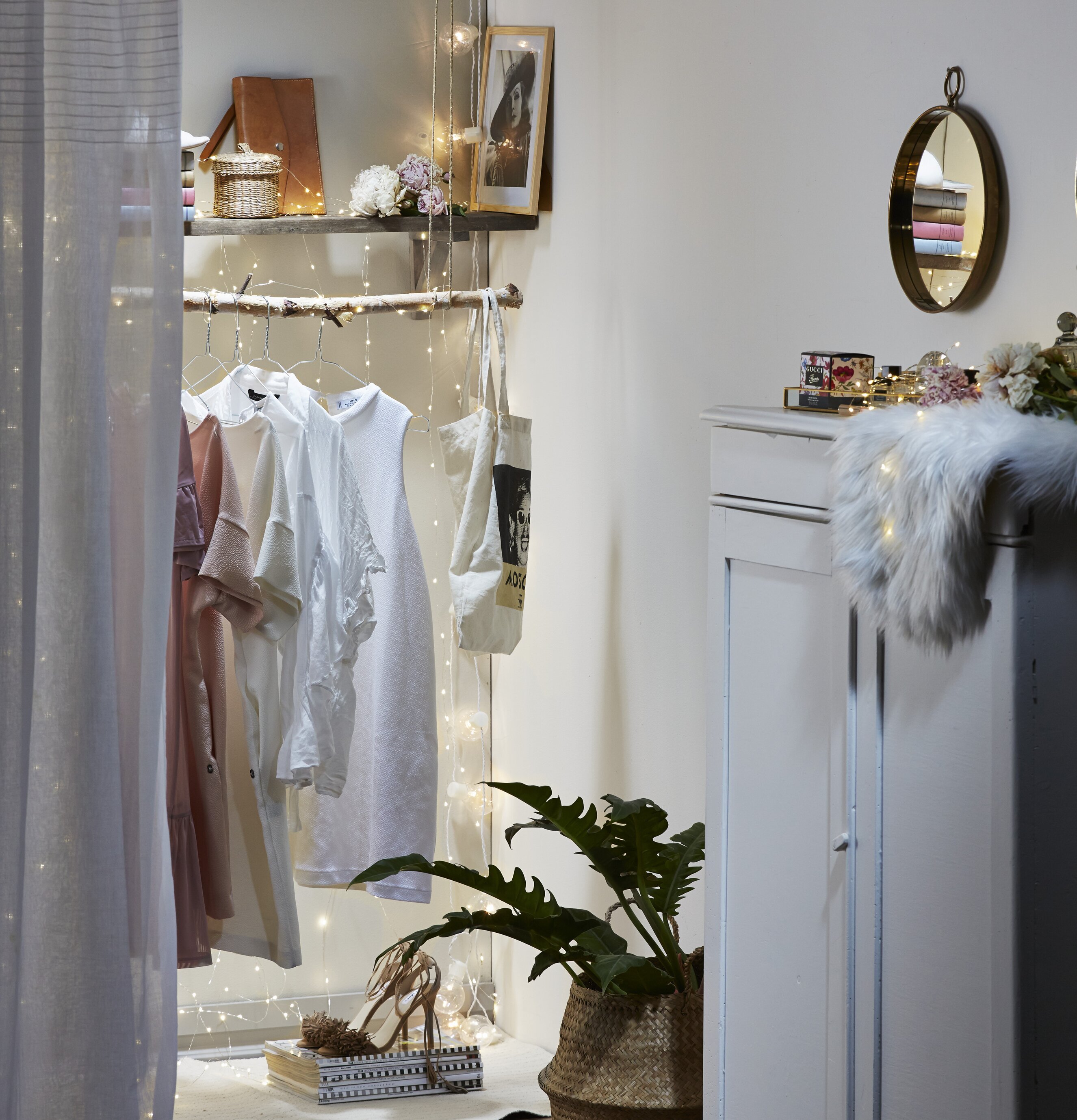 Ljusslinga Dew Drops från Star Trading i ett mysigt klädhörn