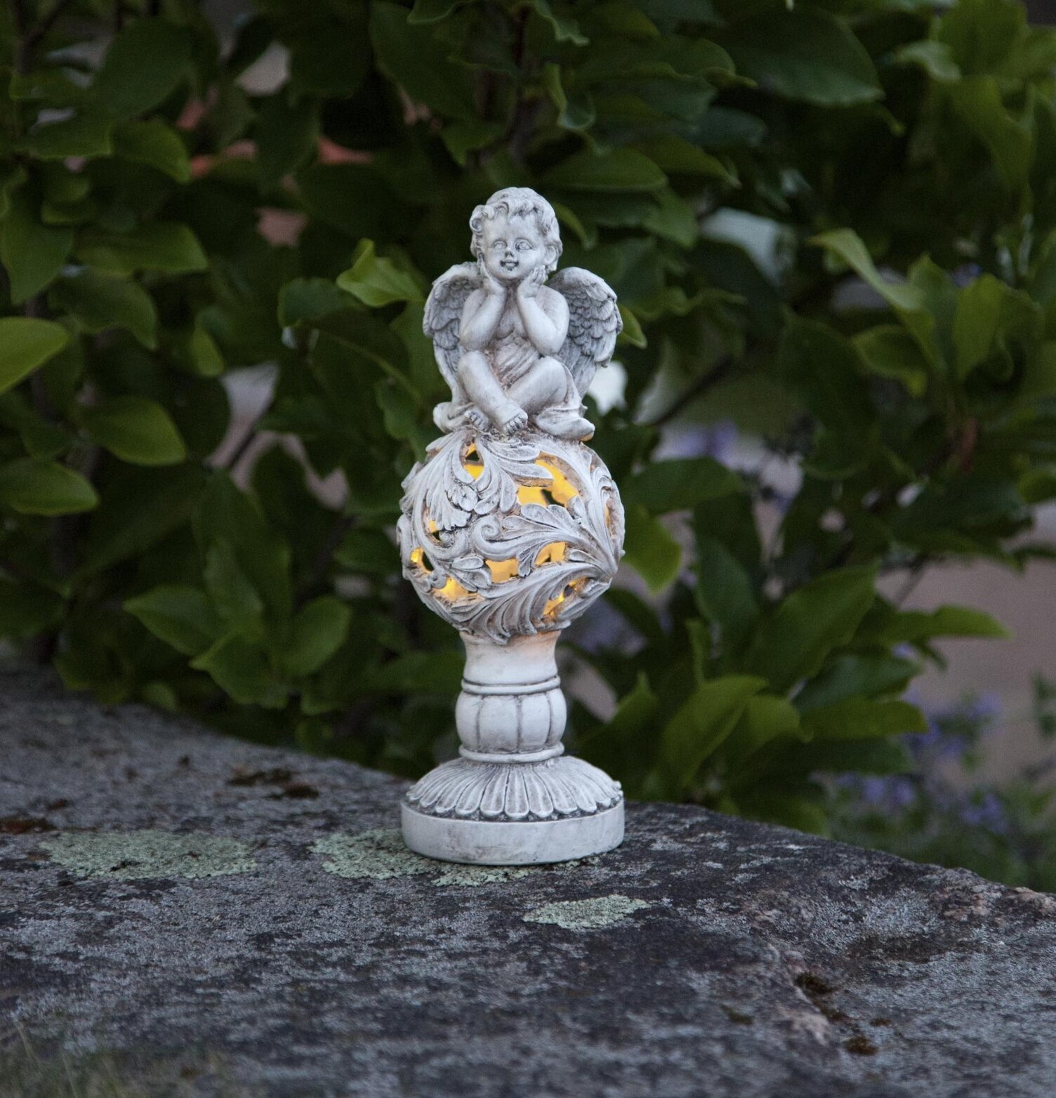 Solcellsdekoration Angel från Star Trading i en trädgård