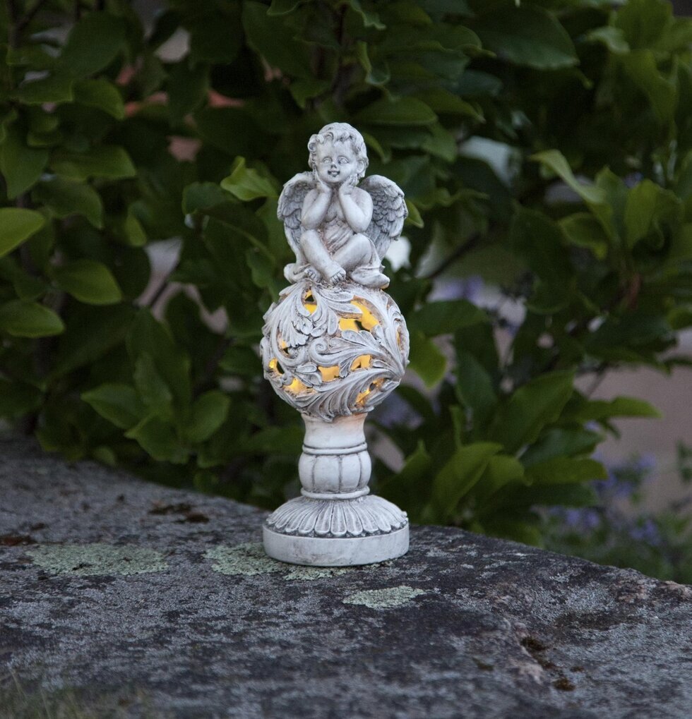 Solcellsdekoration Angel från Star Trading i en trädgård