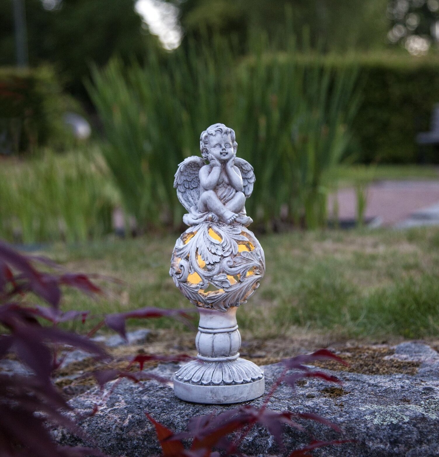 Solcellsdekoration Angel från Star Trading i trädgårdsmiljö