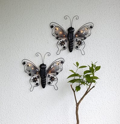 Solcellsdekoration Butterfly från Star Trading på vit vägg