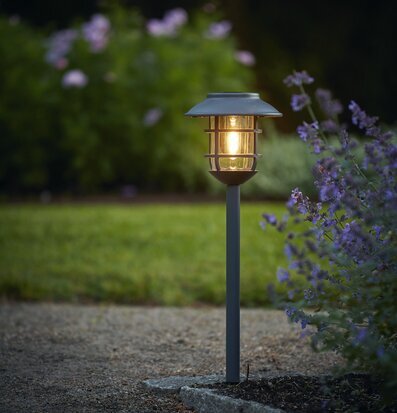 Solcellsbelysning Filippa från Star Trading i trädgårdsmiljö