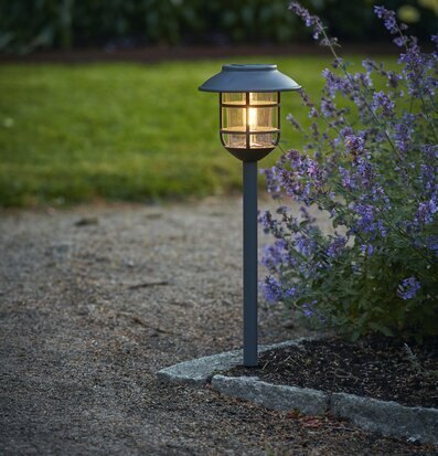 Solcellsbelysning Filippa från Star Trading vid grusgång