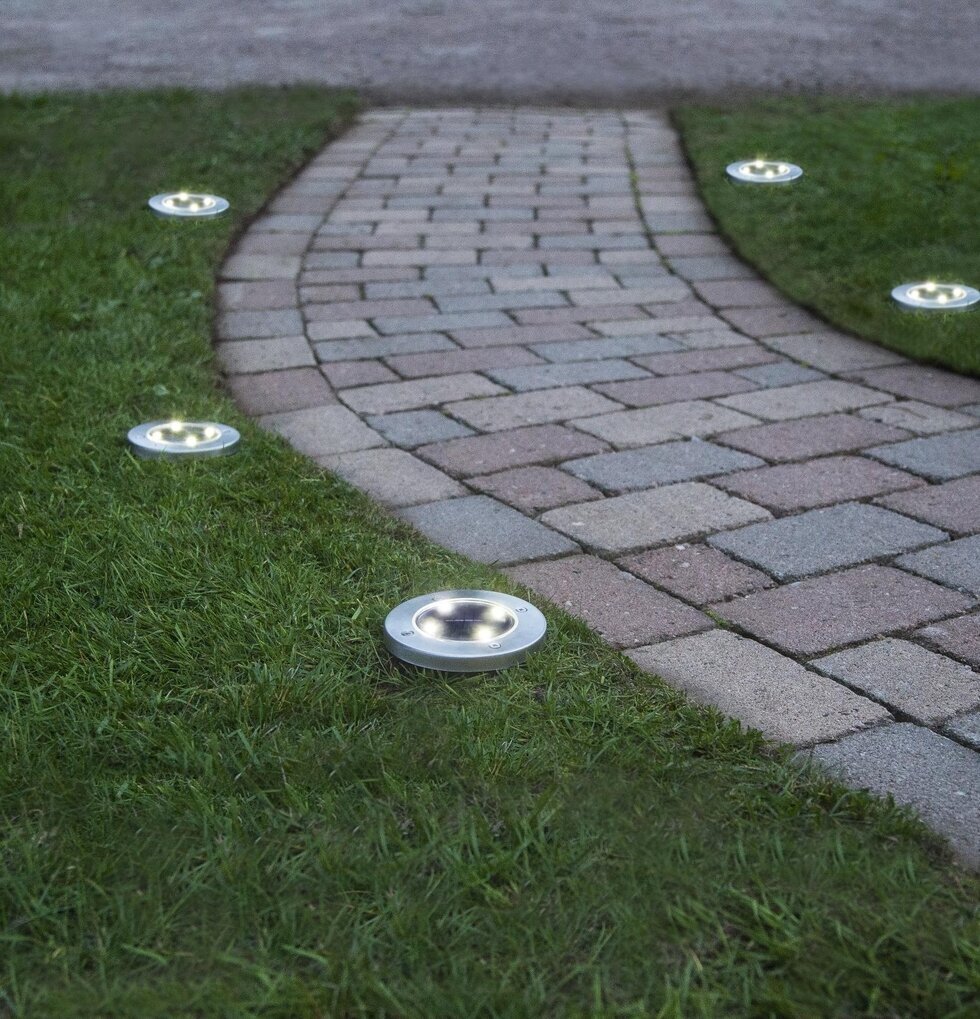 Solcellsljus 3-Pack Lawnlight från Star Trading längs gångväg