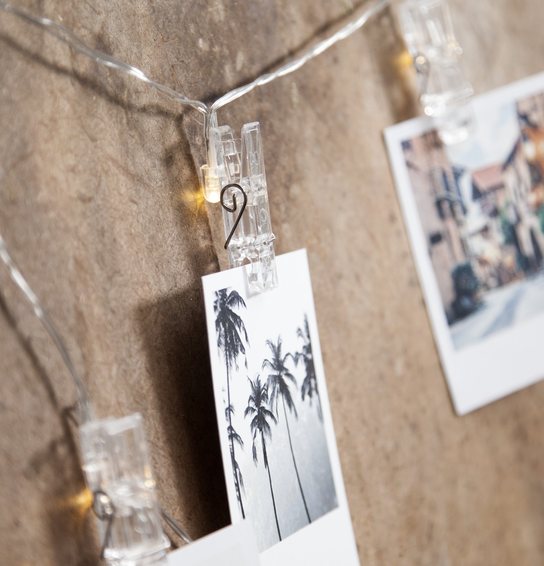 Ljusslinga Clippy från Star Trading med foton på rustik vägg