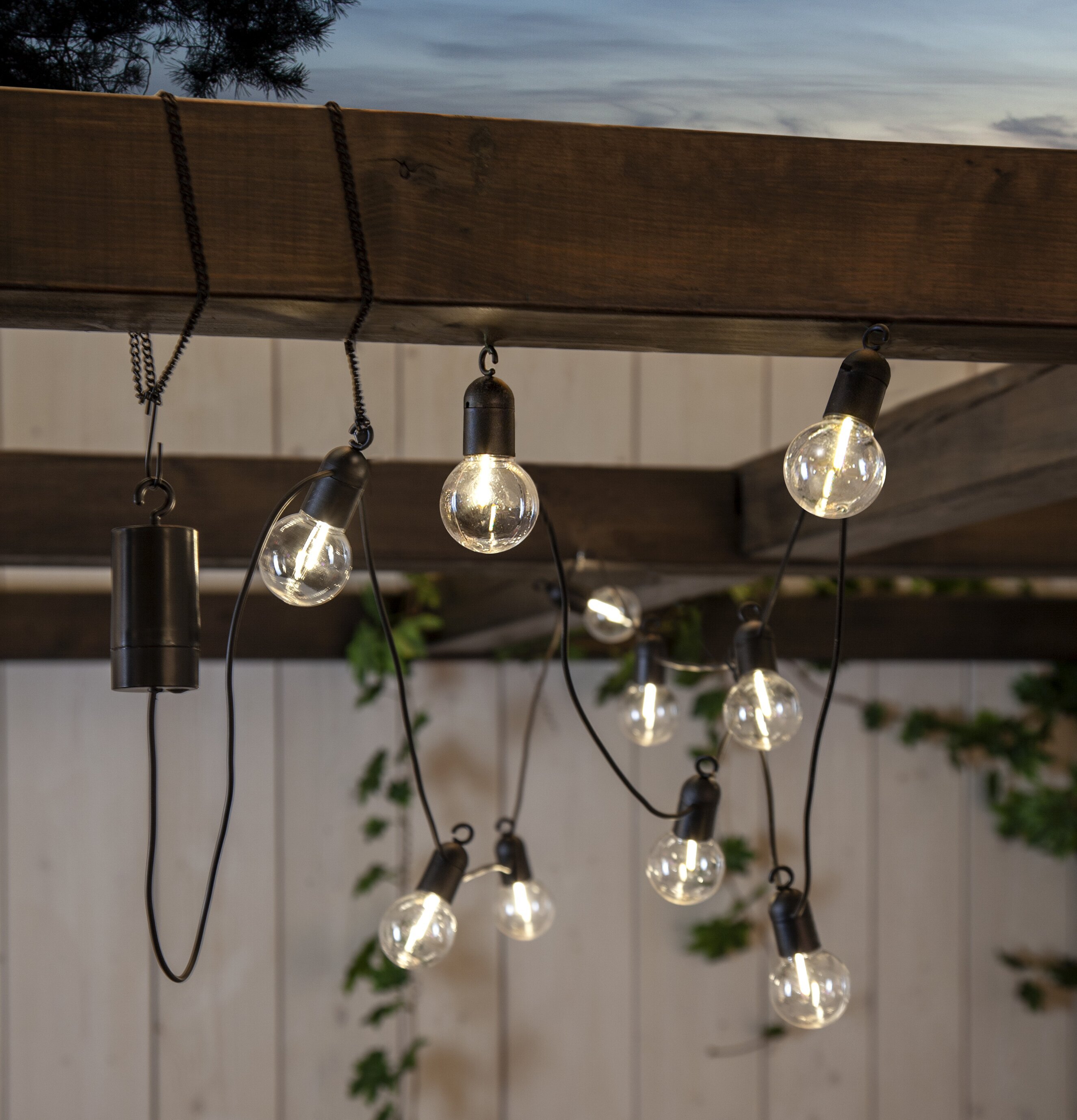 Ljusslinga Fiesta Klar från Star Trading hängande utomhus